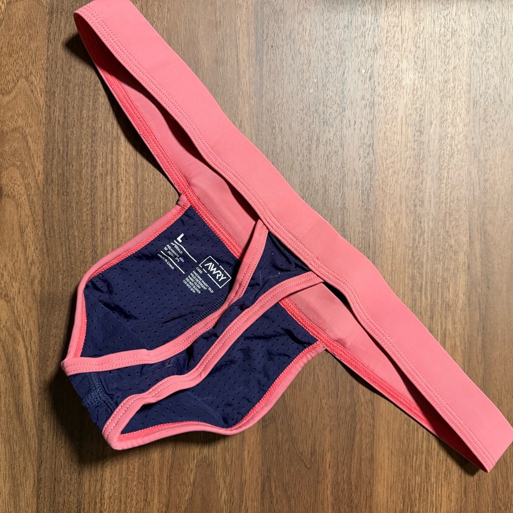 Awry thong - Picture 2 of 2